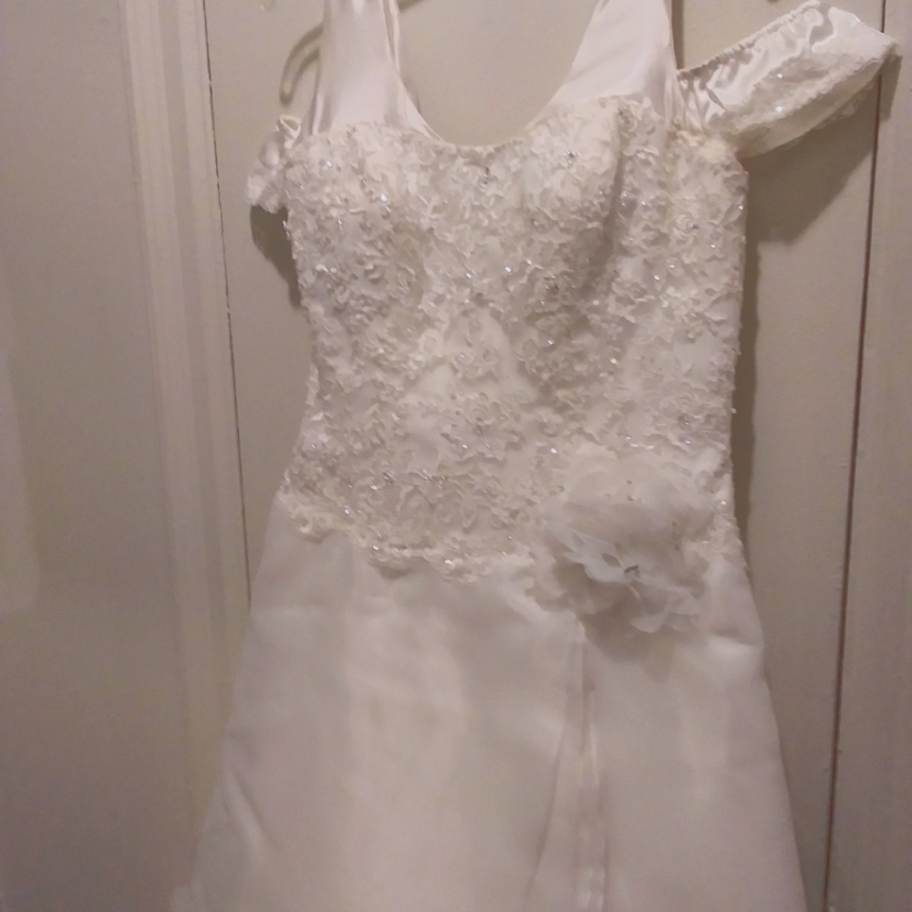 Women's white wedding dress. Size 14